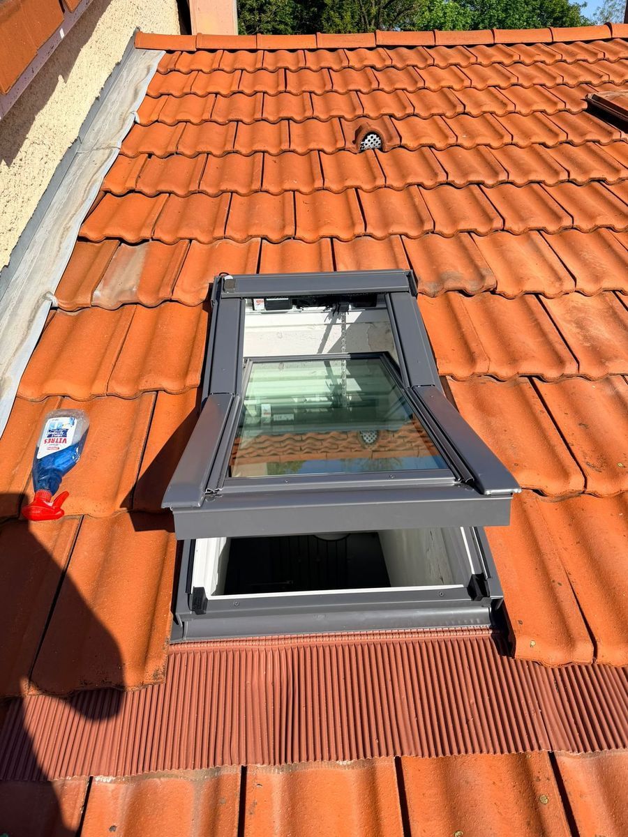 Pose de fenêtre de toit Velux sur toiture en tuiles dans le Rhône